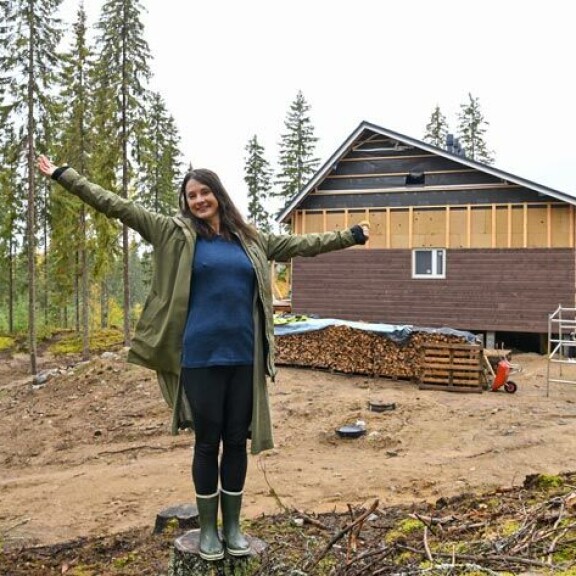 Talo valmistuu kovaa vauhtia. Seinät ovat olkea, ja niiden päälle on laitettu savikerros. – Lopullinen väri on luonnonvalkoinen, Kirsi valaisee. Talo valmistuu kovaa vauhtia. Seinät ovat olkea, ja niiden päälle on laitettu savikerros. – Lopullinen väri on luonnonvalkoinen, Kirsi valaisee.