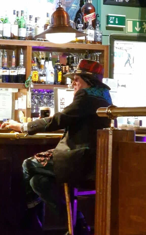 Andy McCoy esitteli tyyliään Hangossa. Olueksi hän valitsi tummaa laatutavaraa ja jätti lagerit koskematta.
