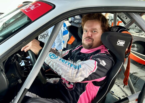 Täältä tulee Ismo! Ralli on kallis harrastus, mutta suosikkikoomikolla on millä mällätä.