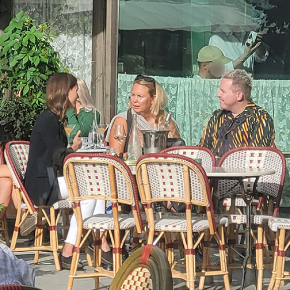 Seiskan lukija bongasi pääministerin Tinni Wikströmin ja Vesa Silverin seurasta kesällä. Seiskan lukija bongasi pääministerin Tinni Wikströmin ja Vesa Silverin seurasta kesällä.