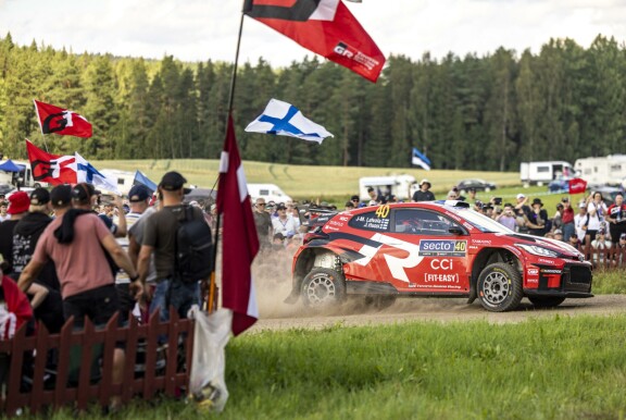Janni ja Jari-Matti paahtoivat huimaa kyytiä Suomen MM-rallissa WRC2-luokassa.