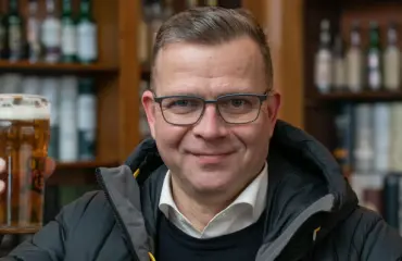Tällaisissa asuissa Petteri Orpo bilettää – video
