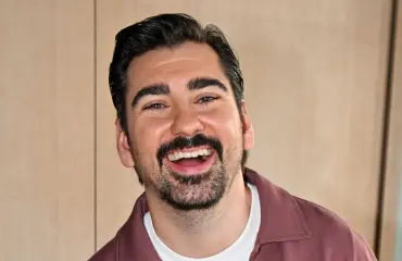 Gogi Mavromichalis sai noottia tv-kuvauksissa - tuotanto pyysi rauhoittumaan