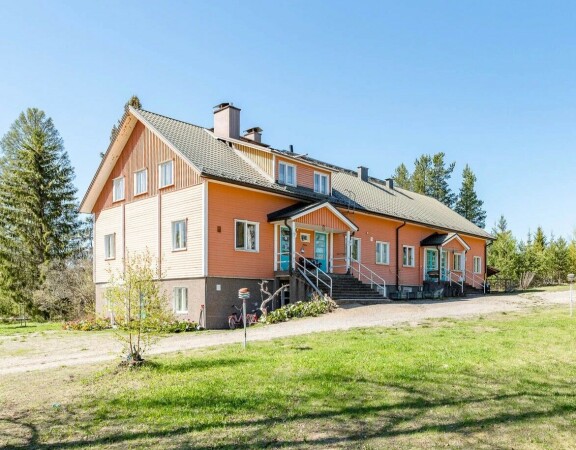 Pihapiirin kerrotaan kylpevän auringossa kesäisin.