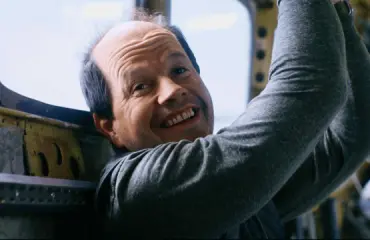 Mel Gibsonin höpsö lentotrilleri viihdyttää turbulenssista huolimatta