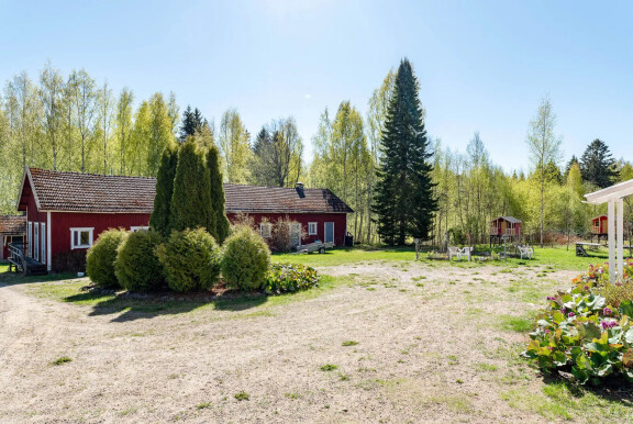 Pihalla on aitta, jossa on sauna ja 11 erillistä majoitushuonetta.