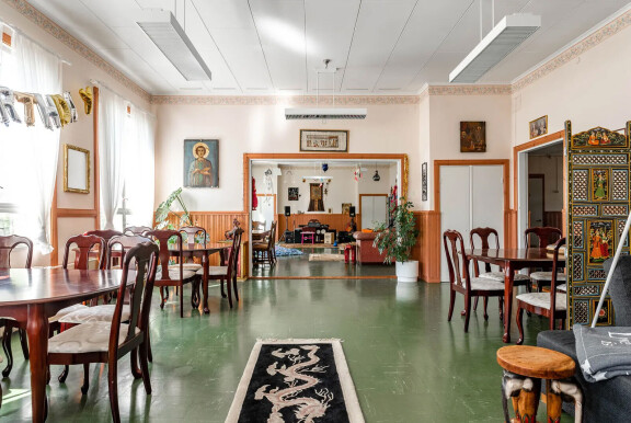 Suurimmat huoneet ovat entisiä luokkahuoneita.