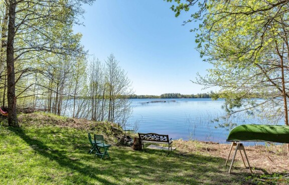 Kalaisaan järveen kelpaa pulahtaa uimaan.