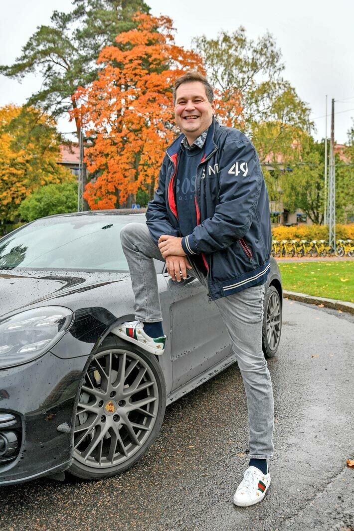 Jethro on tykännyt poseerata hienojen autojen kanssa julkisuudessa, mutta kaikki paljastui lopulta silmänlumeeksi. Jethro on tykännyt poseerata hienojen autojen kanssa julkisuudessa, mutta kaikki paljastui lopulta silmänlumeeksi.
