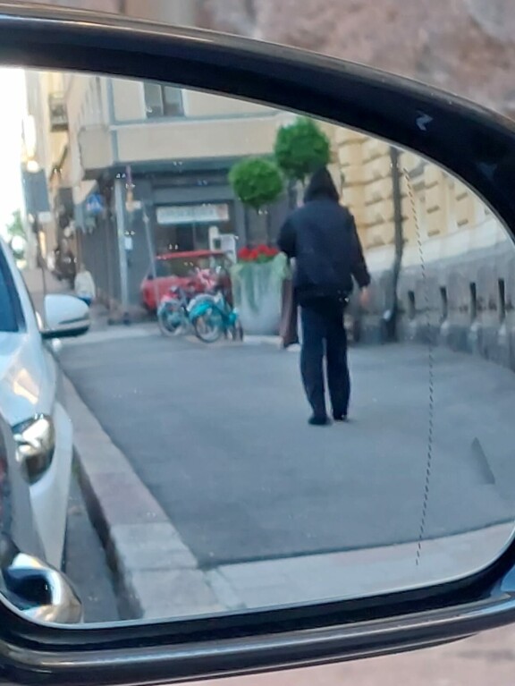 Kozeen jatkoi matkaansa vauhdikkaasti kassi heiluen.