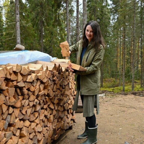 Talvea varten Kirsi on tehnyt melkoisen klapikasan. Ekotalo lämpiää pääosin aurinkopaneleilla ja puilla. Talvea varten Kirsi on tehnyt melkoisen klapikasan. Ekotalo lämpiää pääosin aurinkopaneleilla ja puilla.