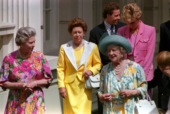 Elisabet ja Margaret (keltaisessa asussa) kuningataräidin (oik.) 92-vuotispäivillä. Takana prinsessa Diana prinssi Williamin ja Harryn kanssa.