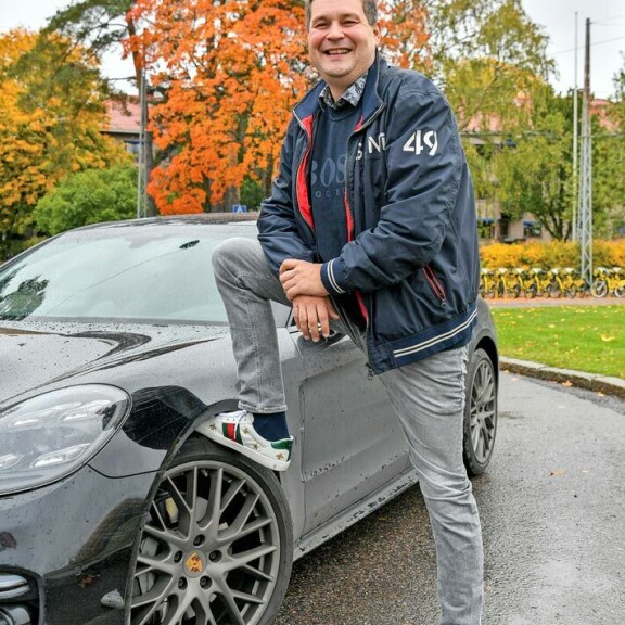 Jethro on tykännyt poseerata hienojen autojen kanssa julkisuudessa, mutta kaikki paljastui lopulta silmänlumeeksi. Jethro on tykännyt poseerata hienojen autojen kanssa julkisuudessa, mutta kaikki paljastui lopulta silmänlumeeksi.