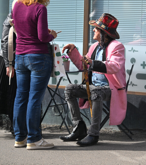 Andy oli pukeutunut todella koreaan pinkkiin pikkutakkiin.