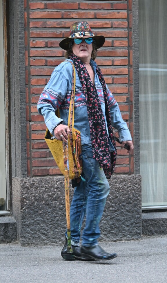 Andy viihtyi Suomen reissullaan myös perinteisemmässä farkkuasussa.