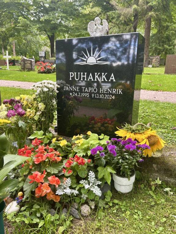 Jannen hauta on tyyliltään simppeli.
