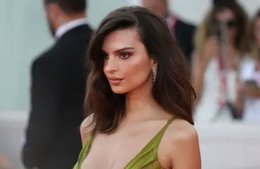 Emily Ratajkowskin hurja asuvalinta puhuttaa – kuvat