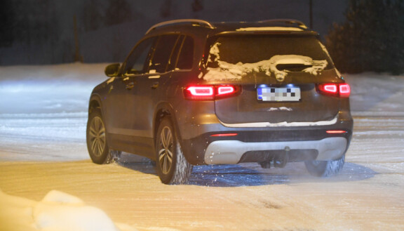Seiska uutisoi vuonna 2023 Jeren ajelevan komealla Mercedes-Benz GLB 200 -ökymaasturilla. Kyseisen auton arvo liikkuu 40 000 euron paikkeilla.
