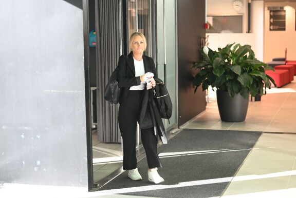 Helena saapui paikalle asiallisesti pukeutuneena.
