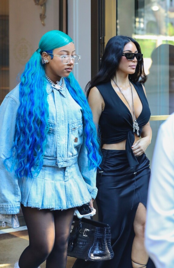 Kardashienin taikaa? Vasemmanpuoleista lasta ei ole uskoa 12-vuotiaaksi eikä hänen äitiään 44-vuotiaaksi naiseksi.
