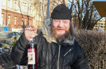 Vieläkö muistat Ullanlinnan-Arskan? Kaikkien rakastama kadunmies ”heräsi” henkiin hienostoalueella – kuvat!