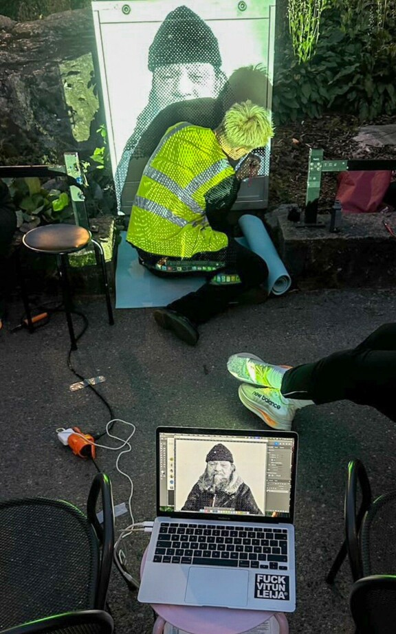Lucas maalasi sähköpömpeliä vielä myöhään yöllä.