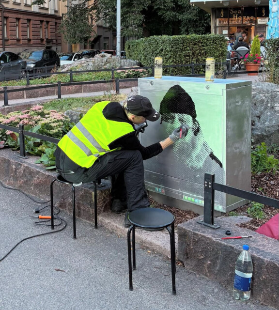 Felix pisti pensselillä parastaan.