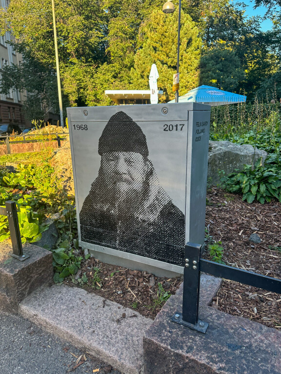 Upeaa teosta voi käydä ihailemassa Kapteeninkatu 11 edustalla.