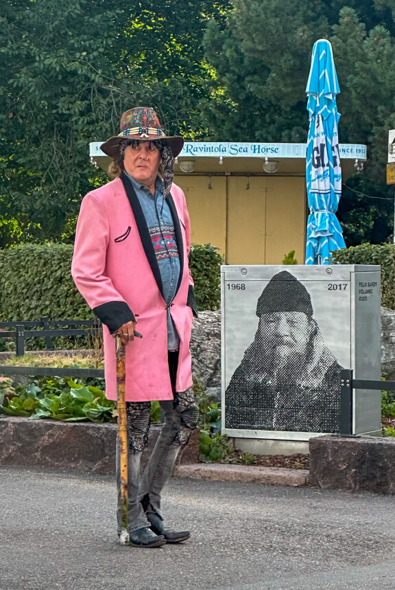 Myös Andy piipahti ihailemassa Arskan muistomerkkiä.