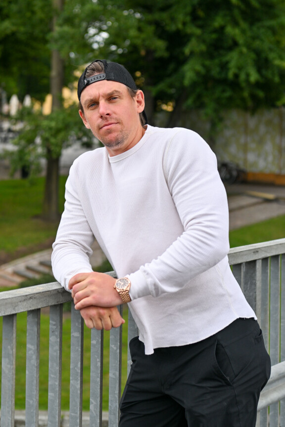 Porilaislähtöinen NHL-pelaaja Erik Haula piipahti kesällä Turussa, jossa hänen äitinsä asuu.