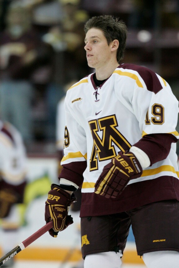 Erik kuvattuna syksyllä 2010 Minnesotan yliopistojoukkue Golden Gophersin paidassa.