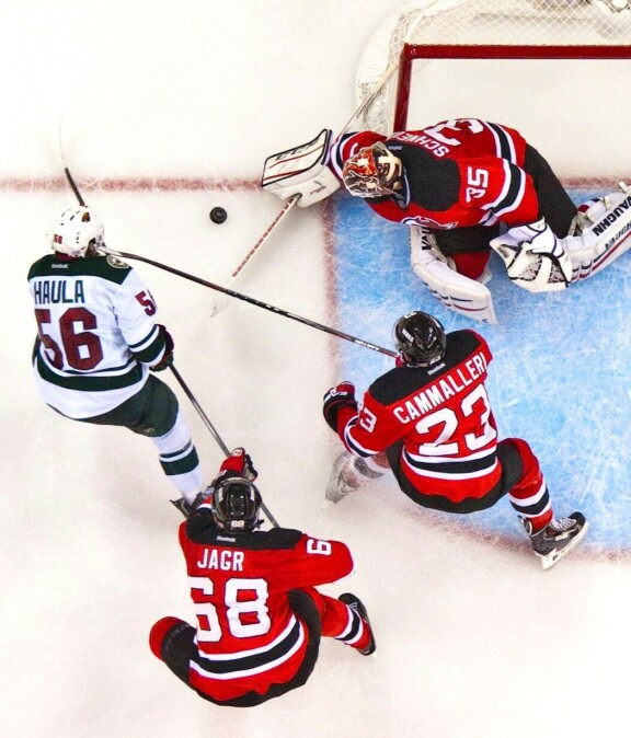 Minnesota wildin Erik Haula pahanteossa New Jersey Devilsiä vastaan syksyllä 2014. Suurlegenda Jaromir Jagr yrittää turhaan koukkia.