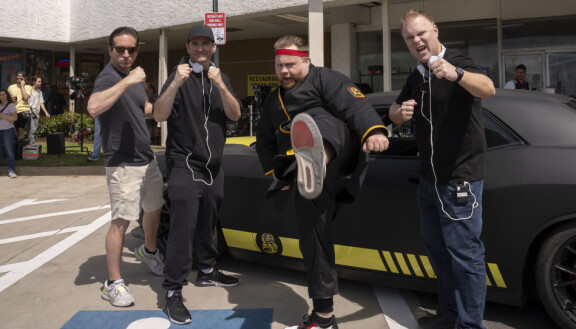 Hayden Schlossberg (vas.), Jon Hurwitz, näyttelijä Paul Walter Hauser ja Josh Heald Cobra Kain kuvauksissa.