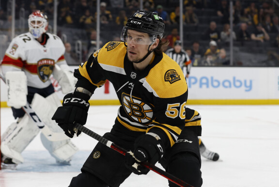Erik on ehtinyt edustaa NHL-urallaan seitsemää eri seuraa. Tässä hän viilettää Boston Bruinsin paidassa.