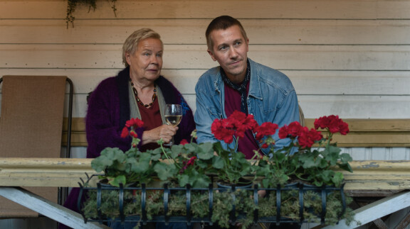 Ulla Tapaninen esittää Otson suorasanaista äitiä Marjukkaa, joka etsii sielunrauhaa lähinnä konkurssiin menneen ravintolan viinivarastosta.