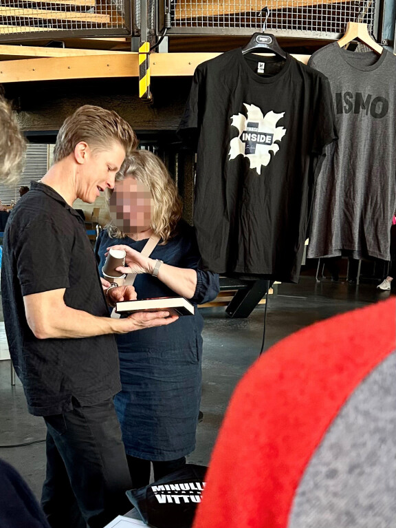 RÄPS! Lahti 22.8. klo 20.19: Joonas Kenttämies tutustui Ismo Leikolan fanituotteisiin Sibeliustalossa.