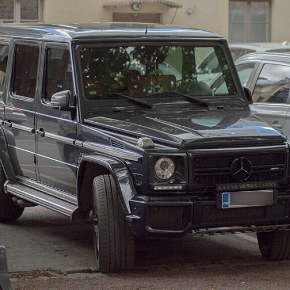 Cledoksen öky-Mersu löysi lopulta vapaan ruudun. Cledoksen öky-Mersu löysi lopulta vapaan ruudun.