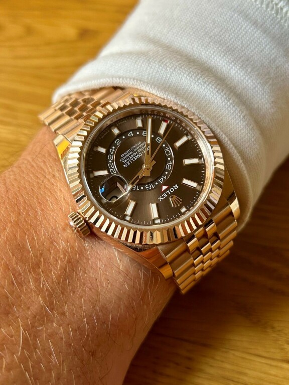 Ystävällinen Erik esitteli pyydettäessä arvokelloaan Seiskalle. Kyseessä on Rolexin kultainen Sky-Dweller, suklaanvärisellä kellotaululla.