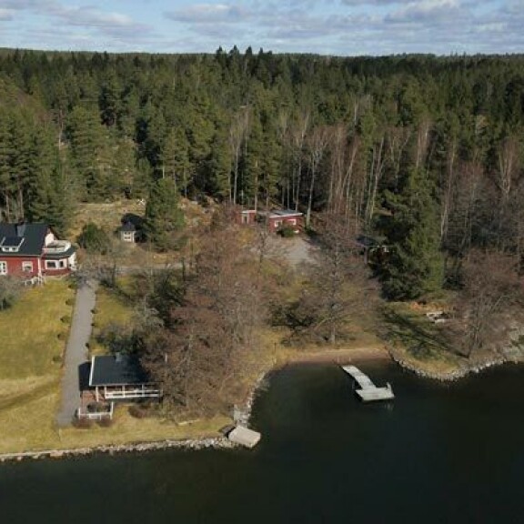 Hjallis osti kauniin kesämökin Raaseporista, mutta nyt kauppa on muuttunut painajaiseksi. Hjallis osti kauniin kesämökin Raaseporista, mutta nyt kauppa on muuttunut painajaiseksi.