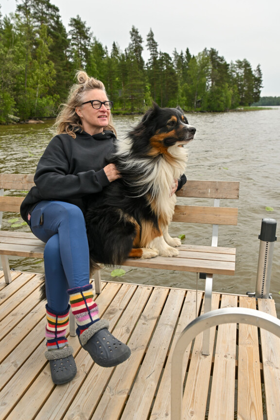 Katja esitteli taannoin Seiskalle kesäpaikkaansa Pirkanmaalla, jossa hän viihtyy Gösta-koiran kanssa.