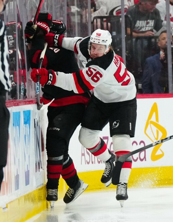 RYSKIS! Sebastian Aho sai maistaa Erik Haulan kovuutta myös viime kevään pudotuspeleissä.