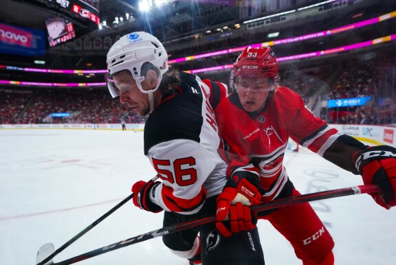 Erik (vas.) ei ole Hurricanes-leirin suuressa suosiossa. Tässä porilaista ajelee Jackson Blake.
