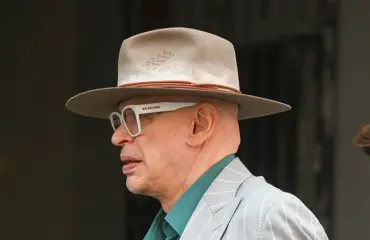 Terveydeksi! Hienostorouvat säikkyivät, kun tanssituomari Jorma Uotinen pärskäytteli – paparazzikuvat!