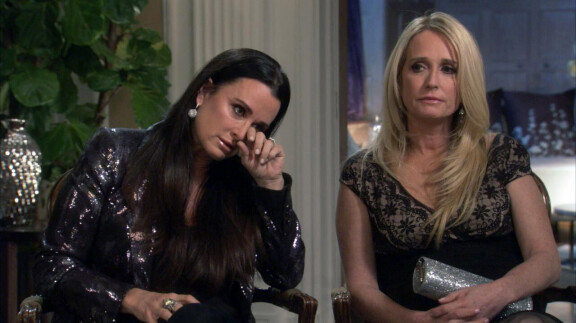 Sisarukset Kyle (vas.) ja Kim Richards ovat olleet lukuisten dramaattisten tapahtumien keskipisteessä Real Houisewives of Beverly Hillsin kausilla.