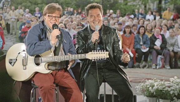Markku Aro on tuttu kasvo eri musiikkiohjelmista. Vuonna 2001 hänet nähtiin laulamassa yhdessä Mikko Alatalon kanssa Tammerkosken sillalla -ohjelmassa.