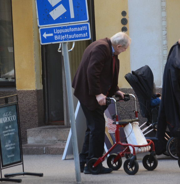 Paavo huomioi kahvilas edessä olleen perheen ja erityisesti vaunuissa olleen vauvan.