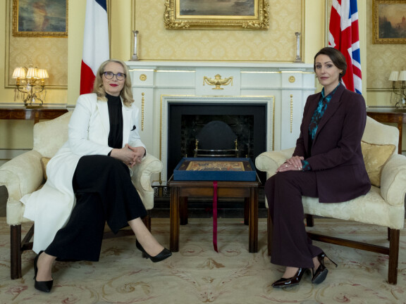Julie Delpy ja Suranne Jones näyttelevät sarjan pääosia.