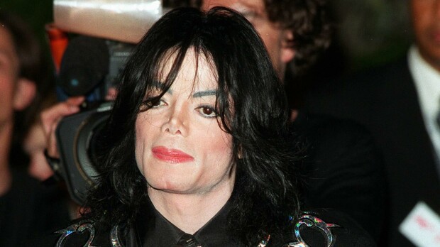 Harvoin julkisuudessa esiintyvä Michael Jacksonin esikoispoika kihlasi rakkaansa – tältä hän näyttää