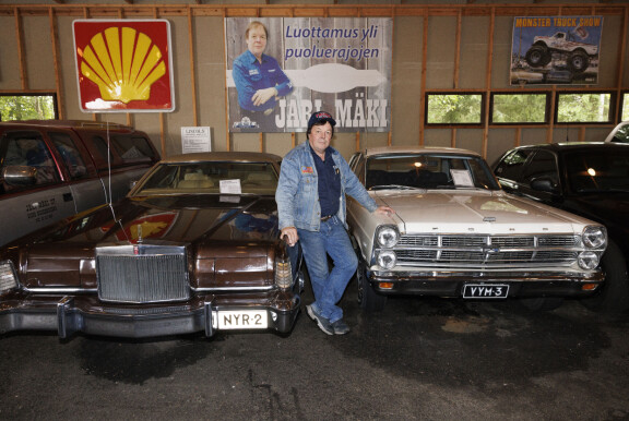 Kaksivärinen Lincoln (vas.) on täysin samanlainen, kuin Elvis Presleyllä oli aikoinaan. Vaalea Ford (oik.) on ensimmäinen auto, jossa Jari on eläessään ollut. Sen kyydissä on istunut myös Irwin.