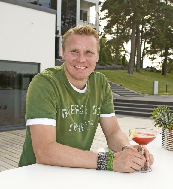 Jani nautiskelee Margaritoja nyt lottovoittajan ex-vaimon kanssa.